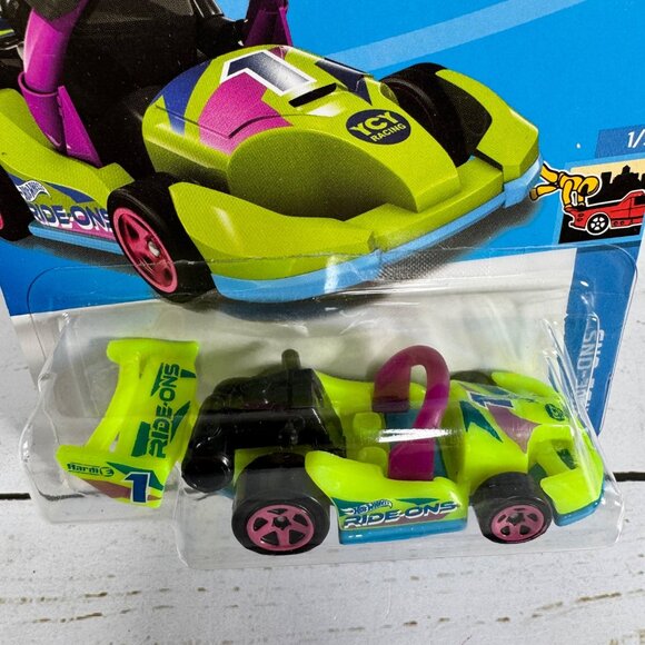 Hot Wheels Lot of 4 – Fantasy & Concept Cars (Carded, Package Wear) - Picture 8 of 16